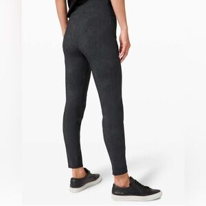 Lululemon Here to There High-Rise 7/8 Pant
Crosshatch Texture Black Multi